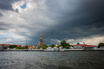 Naklejka premium river and Wat Arun , The Temple of Dawn, Bangkok, Thailand