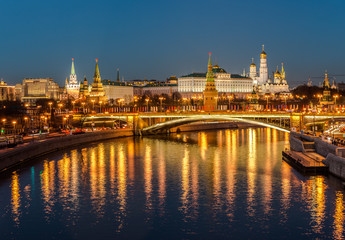 Fototapeta na wymiar Москва, Россия. Ночной вид на Кремль и Большой Каменный мост с Патриаршего моста.
