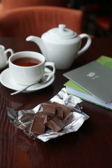 Кусочки шоколада и чёрный чай