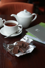 Кусочки шоколада и чёрный чай
