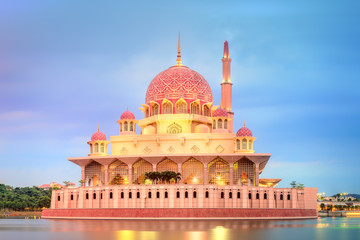 Fototapeta na wymiar Sunset over Putrajaya Mosque, Kuala Lumpur