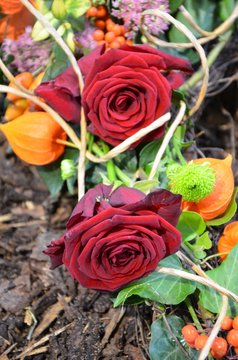Rosengebinde - Rote Rosen als Herbstschmuck auf einem Grab - Totensonntag - Volkstrauertag