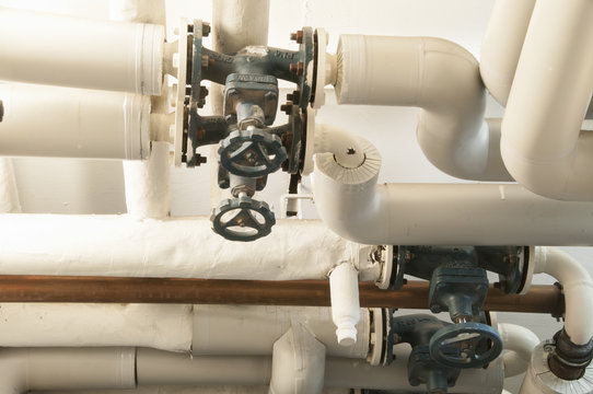 Heizungsrohre im Heizungsraum