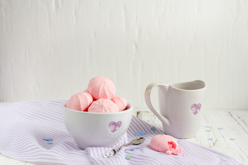 Strawberry meringue cookies