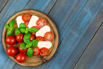 Tomate Mozzarella Basilikum Brett