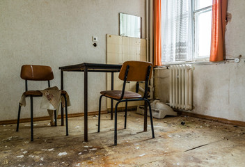 DDR Zimmer mit Tisch und Stühlen