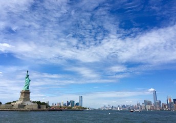 Obraz premium Statue of Liberty and the city with blue sky