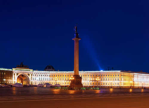 Palace Square in Sankt-Petersburg