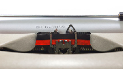 MUY IMPORTANTE. (Very important in Spanish language). Message written on old typewriter on white...