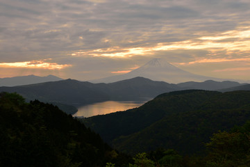 夕暮れの富士山と芦ノ湖