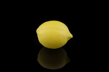 eine gelbe zitrone auf schwarzen hintergrund