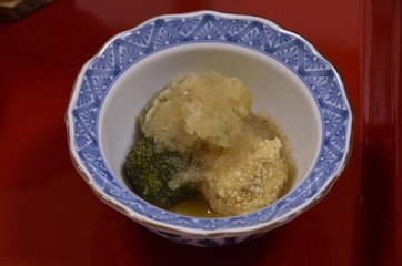 世界遺産・高野山の宿坊、總持院の精進料理です。毎年お世話になっております。毎回すばらしい日本の食文化に感動です。接待して下さるお坊さんたちの立ち居振る舞いもとても美しく、思わず背筋が伸びてしまいます。宿坊体験おすすめです。