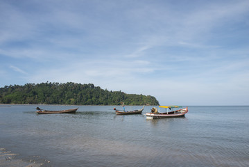 Obraz premium Adaman sea and wooden boat in Thailand