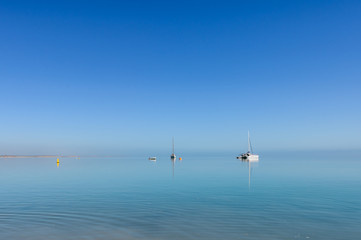 Fototapeta na wymiar Peaceful and quiet ocean in Monkey Mia, Western Australia