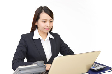 ノートパソコンで仕事中の女性