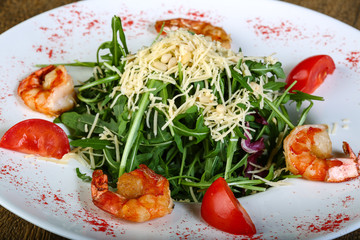 Salad with prawn and rucola
