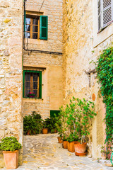 Fototapeta na wymiar Innenhof Mediterran Häuser mit Stein Fassaden