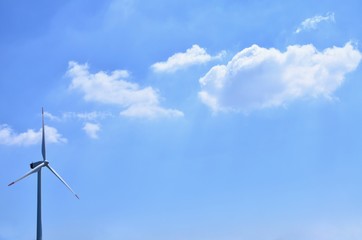 風力発電の風車　青空背景