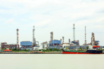 Obraz premium Oil refinery petroleum factory with tanker ship.