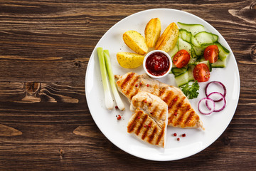 Grilled chicken fillets and vegetables