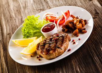 Grilled beefsteak and vegetables