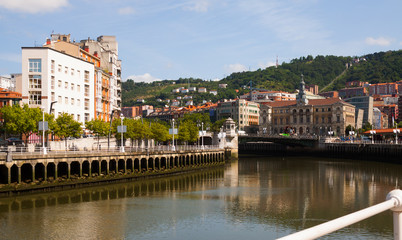 Fototapeta premium rzeka i nasyp Bilbao, Hiszpania