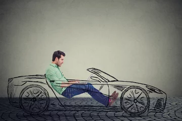 Foto auf Acrylglas Schnelle Autos Konzept der fahrerlosen Autotechnologie. Mann mit Laptop-Computer beim Autofahren