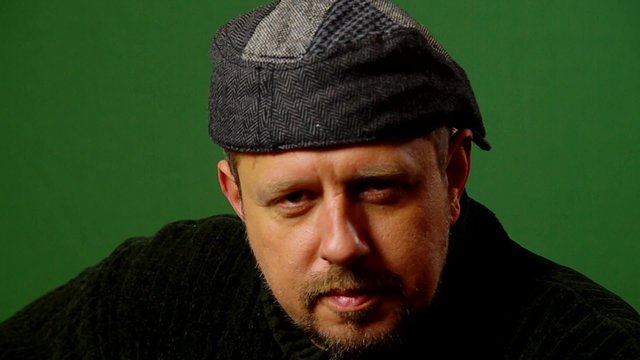 Actor improvise over a green background. 