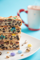 Gestapelte bunte Kuchenstücke 