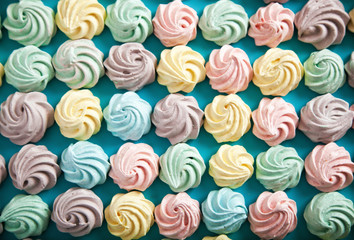 Buntes Schaumgebäck