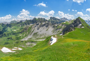 Sommeranfang in den Allgäuer Alpen - rechts der Schochen mit Wanderweg zum Laufbacher Eck 