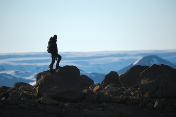 Obraz premium Standing on a cliff