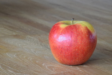 Knackiger Apfel auf einem Holztisch