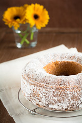 Selbst gebackener Marmorkuchen liegt auf einem Kuchengitter