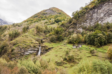 Peccia, Dorf, Maggiatal, Maggia, Fluss, Valle Maggia, Steinhäuser, Alm, Wasserfall, Herbstwanderung, Herbstfarben, Herbst, Tessiner Tal, Tessin, Schweiz