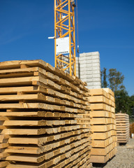 Holz - Holzstapel - Bauholz - Baumaterial - Bauindustrie - Baustelle