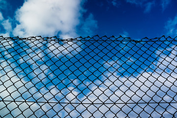 grillage fermer clôture accès interdit liberté enfermé rempart