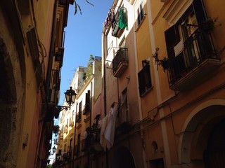 panni stesi in vicolo