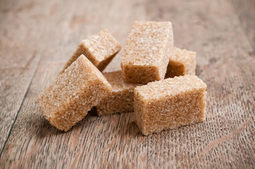 sucre de canne en morceaux sur table en bois
