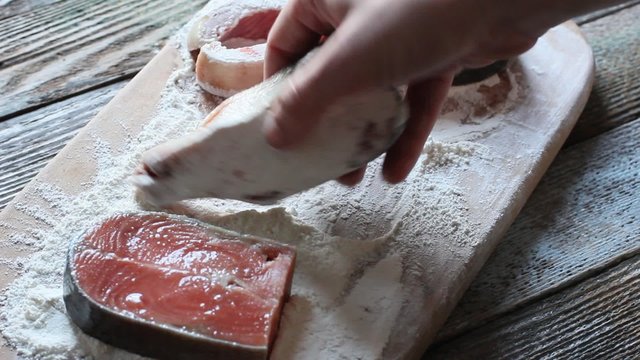cook breads sliced pieces of salmon in flour