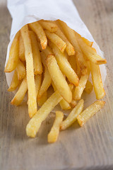 Pommes Frites in einer Tüte