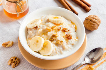 oatmeal porridge with banana, nuts and honey
