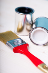 Farbpinsel mit Farbtopf