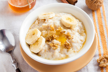 oatmeal porridge with banana, nuts and honey