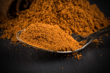 cinnamon sticks with powder 