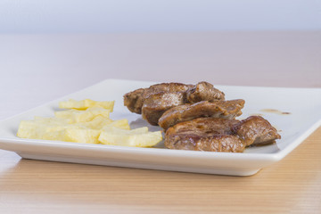 Solomillo de ternera con patatas.