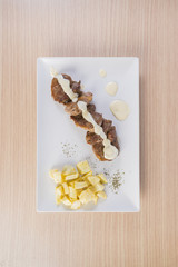 Solomillo de ternera con salsa de queso y patatas fritas.