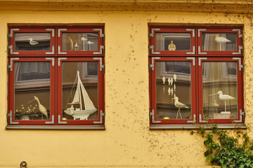 zwei Fenster mit maritimer Deko in Wismar, Ostdeutschland