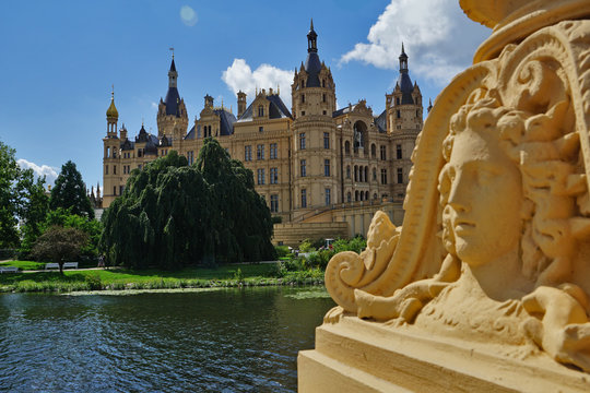 Schweriner Schloss mit Gorgonenhaupt im Vordergrund