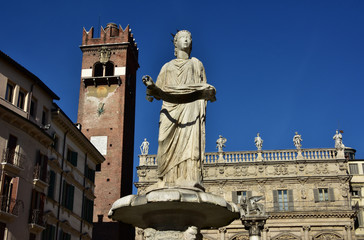 Obraz premium Madonna Verona fountain in Piazza delle Erbe (Verona Market's sq